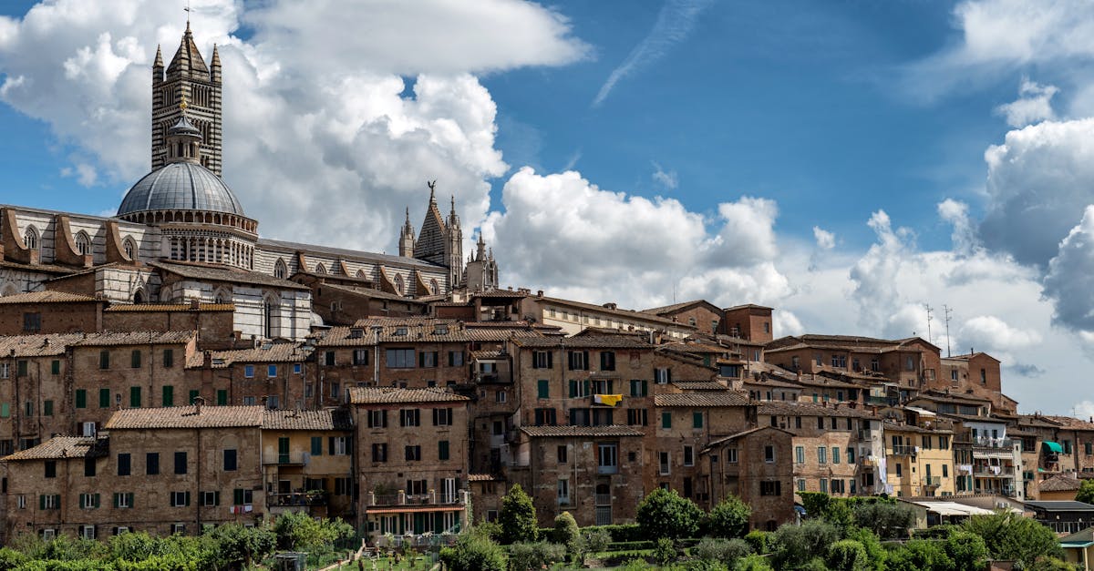 Siena fuori dal Palio: il borgo autentico tra contrade e enoteche